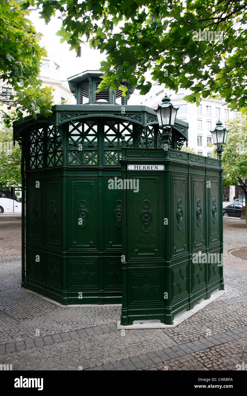 Ein restauriertes öffentliches Urinal aus dem Jahr 1910 mit dem Spitznamen „Café Achteck“ oder „Octagon Café“ im Berliner Bezirk Neukölln Stockfoto