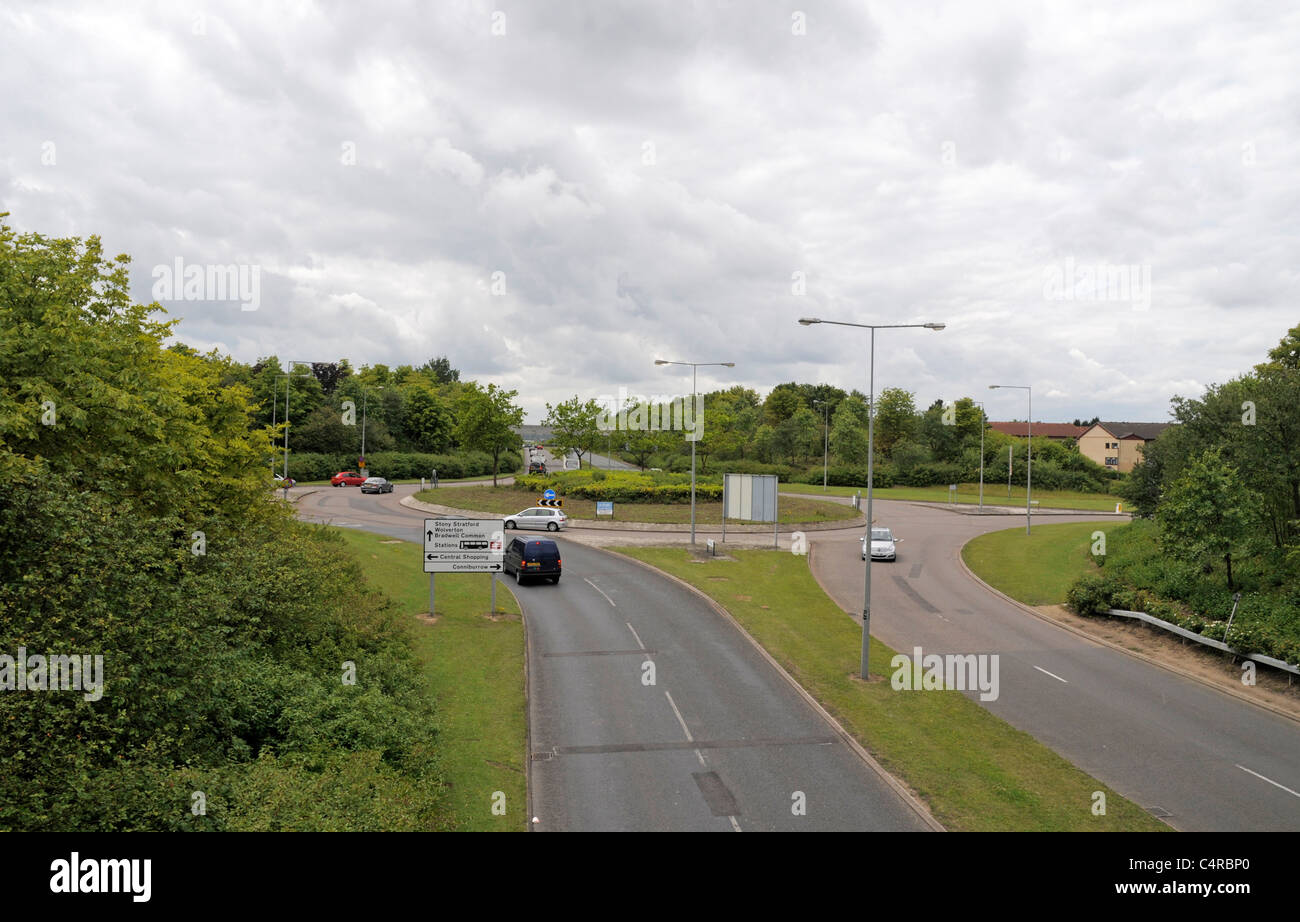 Einen Kreisverkehr auf eine Schnellstraße in Milton Keynes, Buckinghamshire, Großbritannien mit dem Auto nähert sich und verlassen den Kreisverkehr Stockfoto