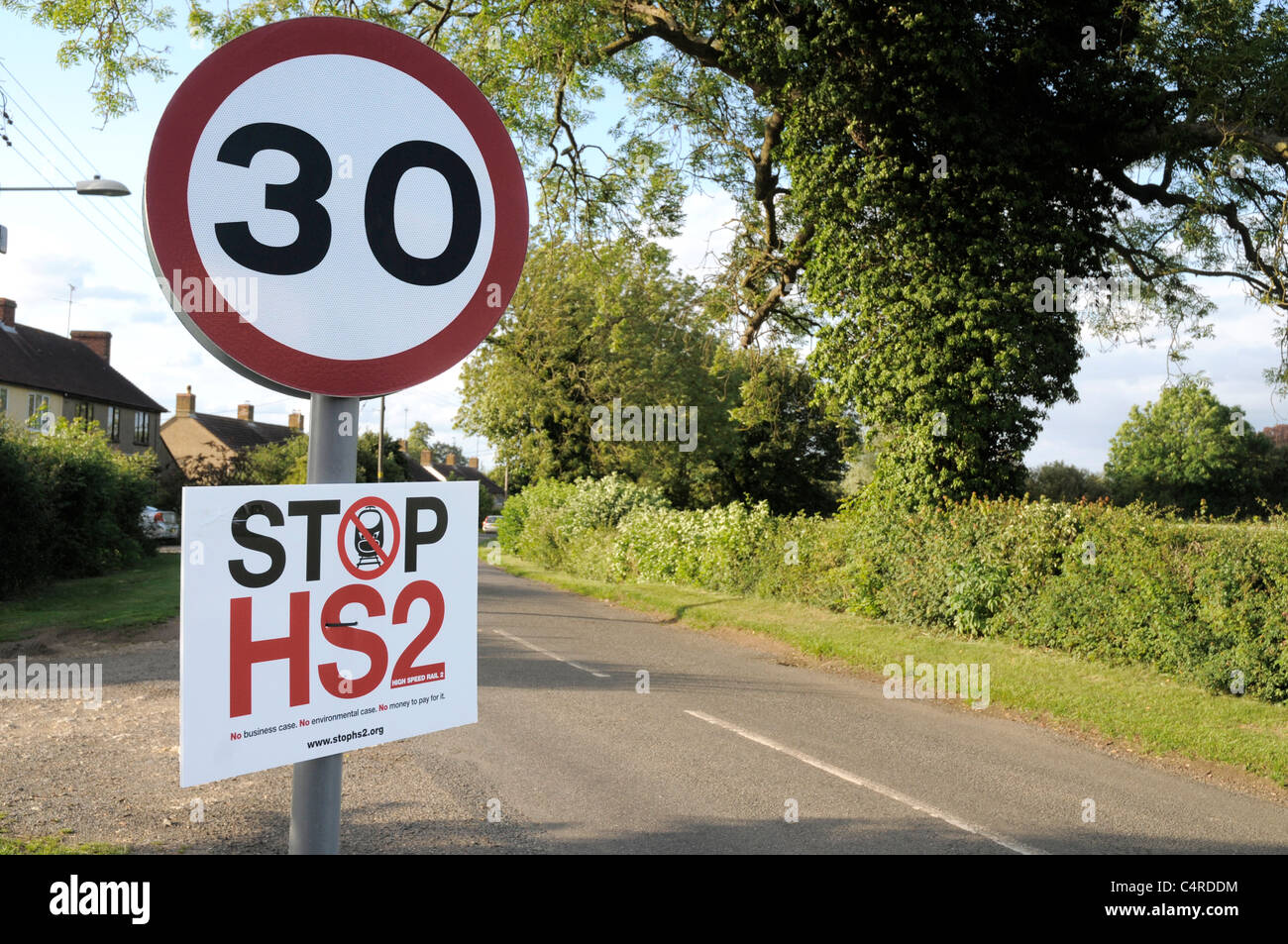 Stop High Speed Züge HS2 Rail Transport Interessenverband Kampagne Schild im Dorf mit einer 30 km/h-Schild in Northamptonshire, Großbritannien Stockfoto