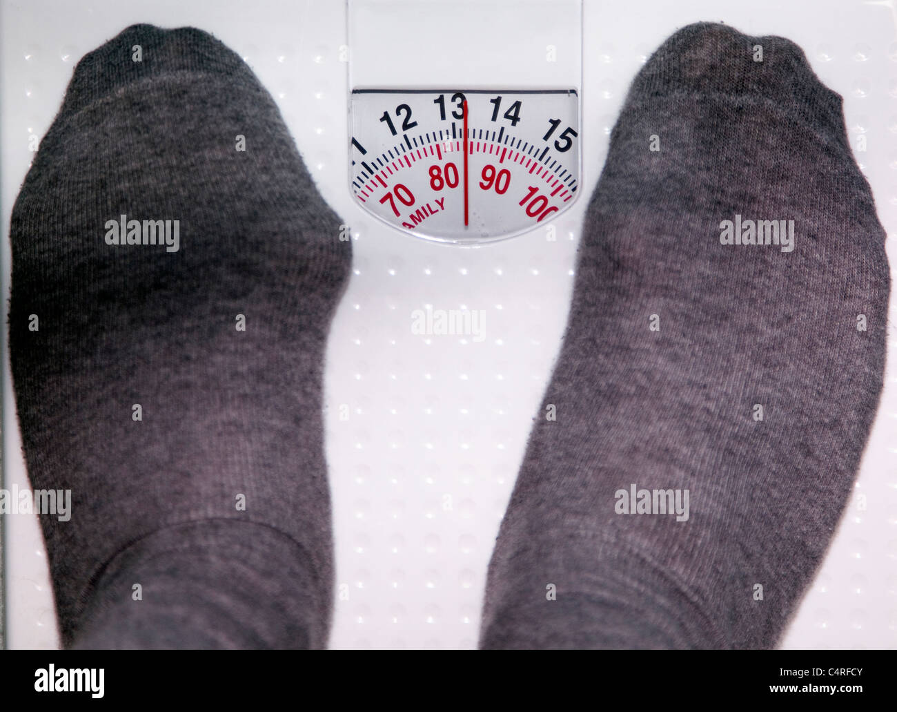 Bad Waagen, London: übergewichtige mittleren gealterten männlichen wiegt bei 85 Kilo: linker Fuß hat Hallux valgus Schwellung Stockfoto