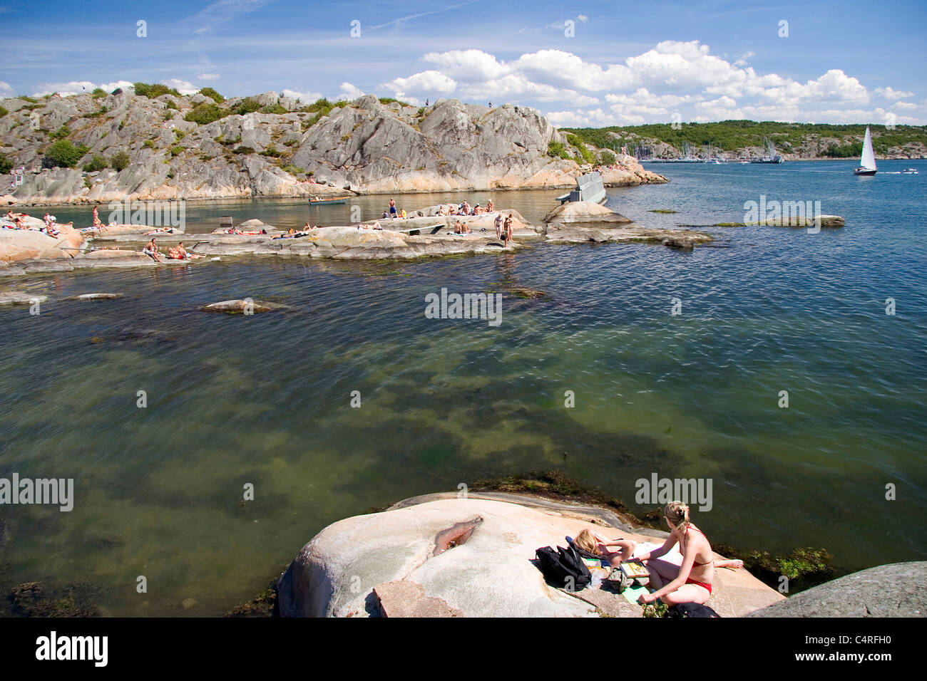 Menschen genießen das Meer im Sommer, Göteborg, Schweden Stockfoto