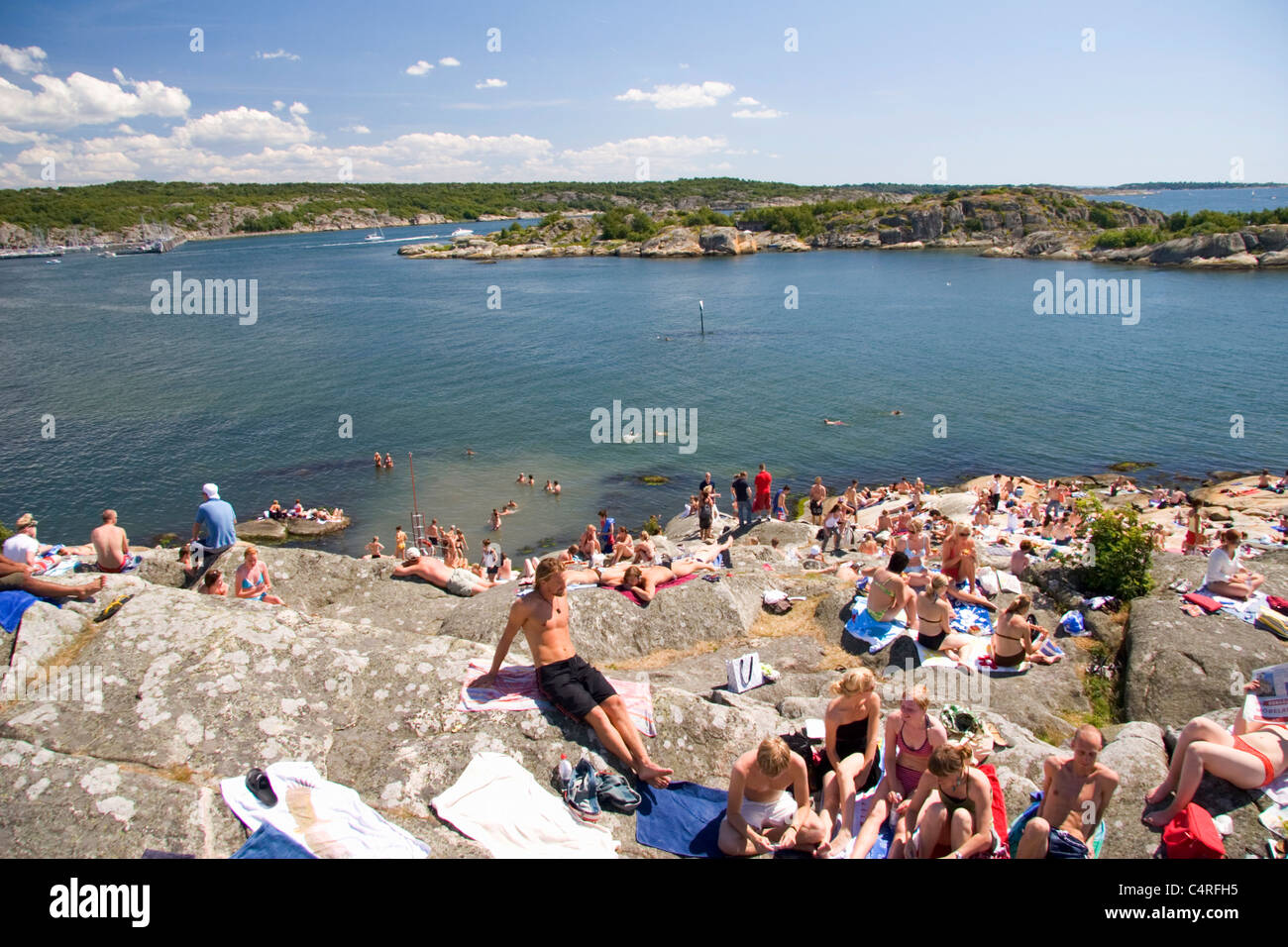 Menschen genießen das Meer im Sommer, Göteborg, Schweden Stockfoto