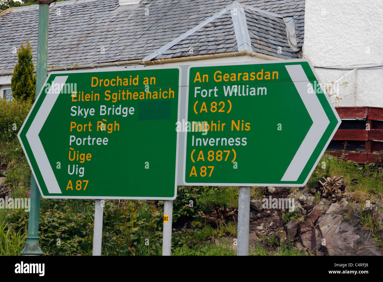 Zweisprachig Englisch und Gälisch Verkehrsschilder in Kyle of Lochalsh, Scotland Stockfoto