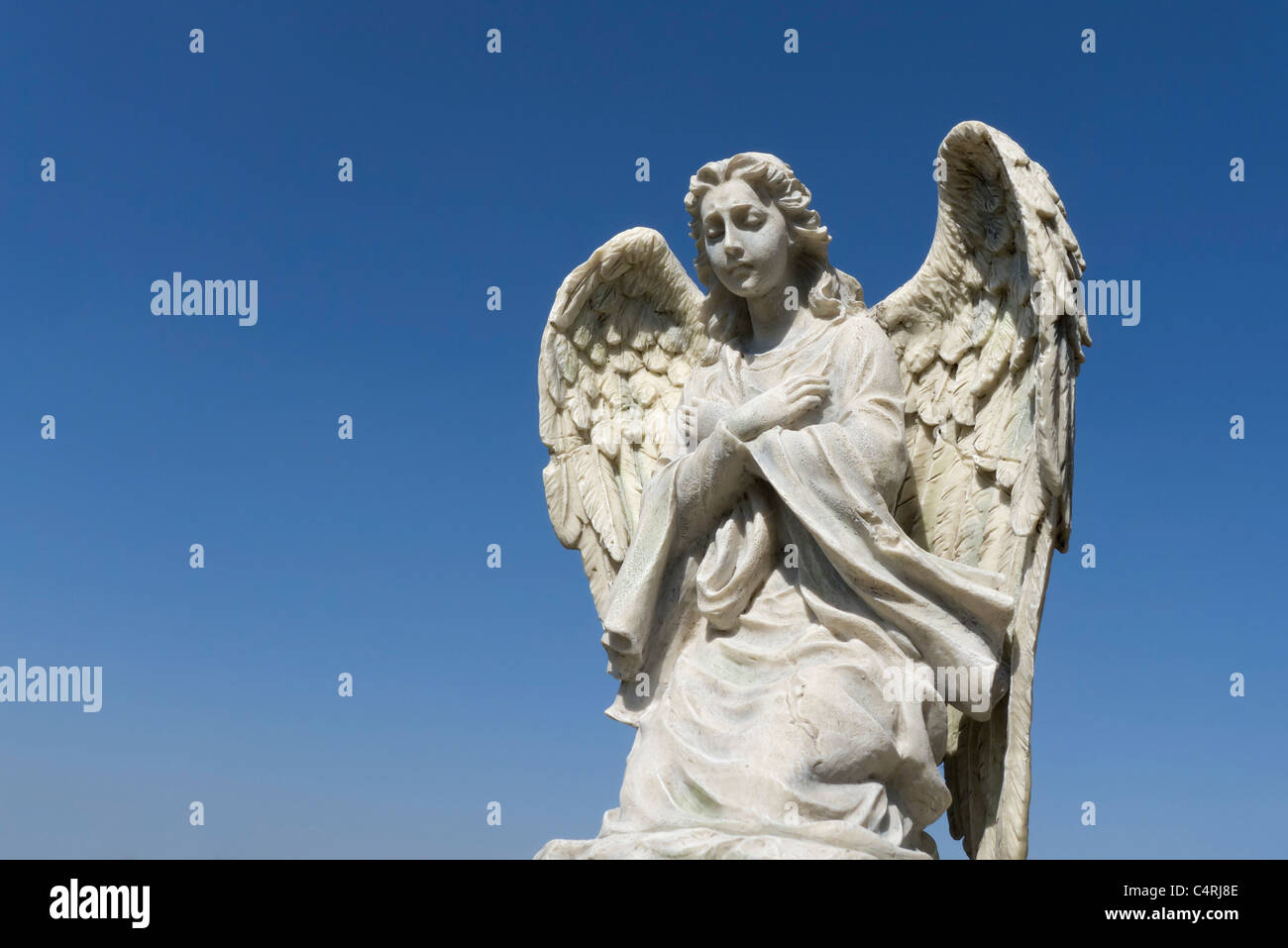 Statue eines Engels beten Stockfoto