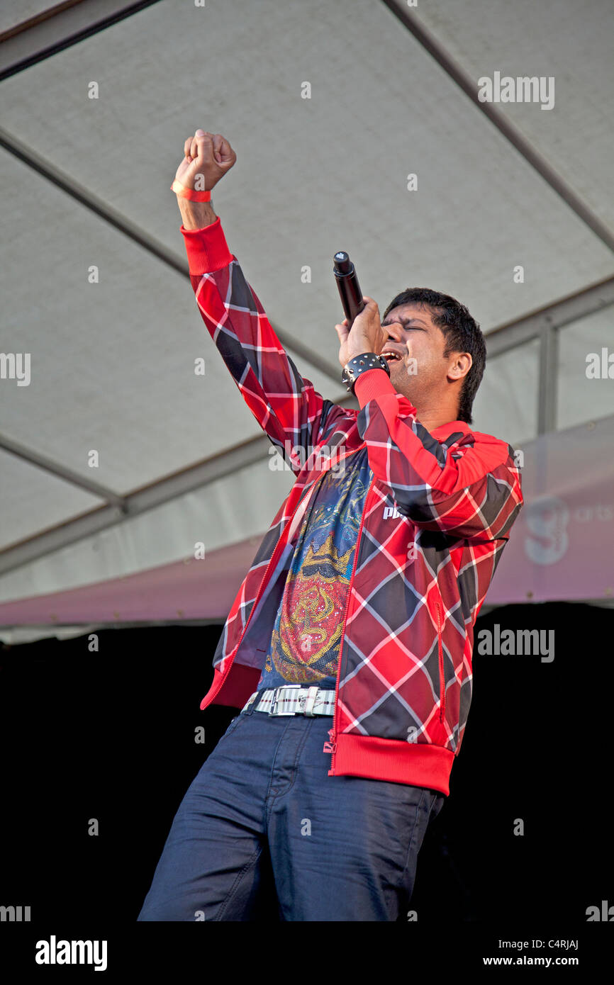 Manak-E, mit Sitz in England, Punjabi Bhangra Sänger auf der Bühne auf der O2 Glasgow Mela 2011 im Kelvingrove Park. Stockfoto