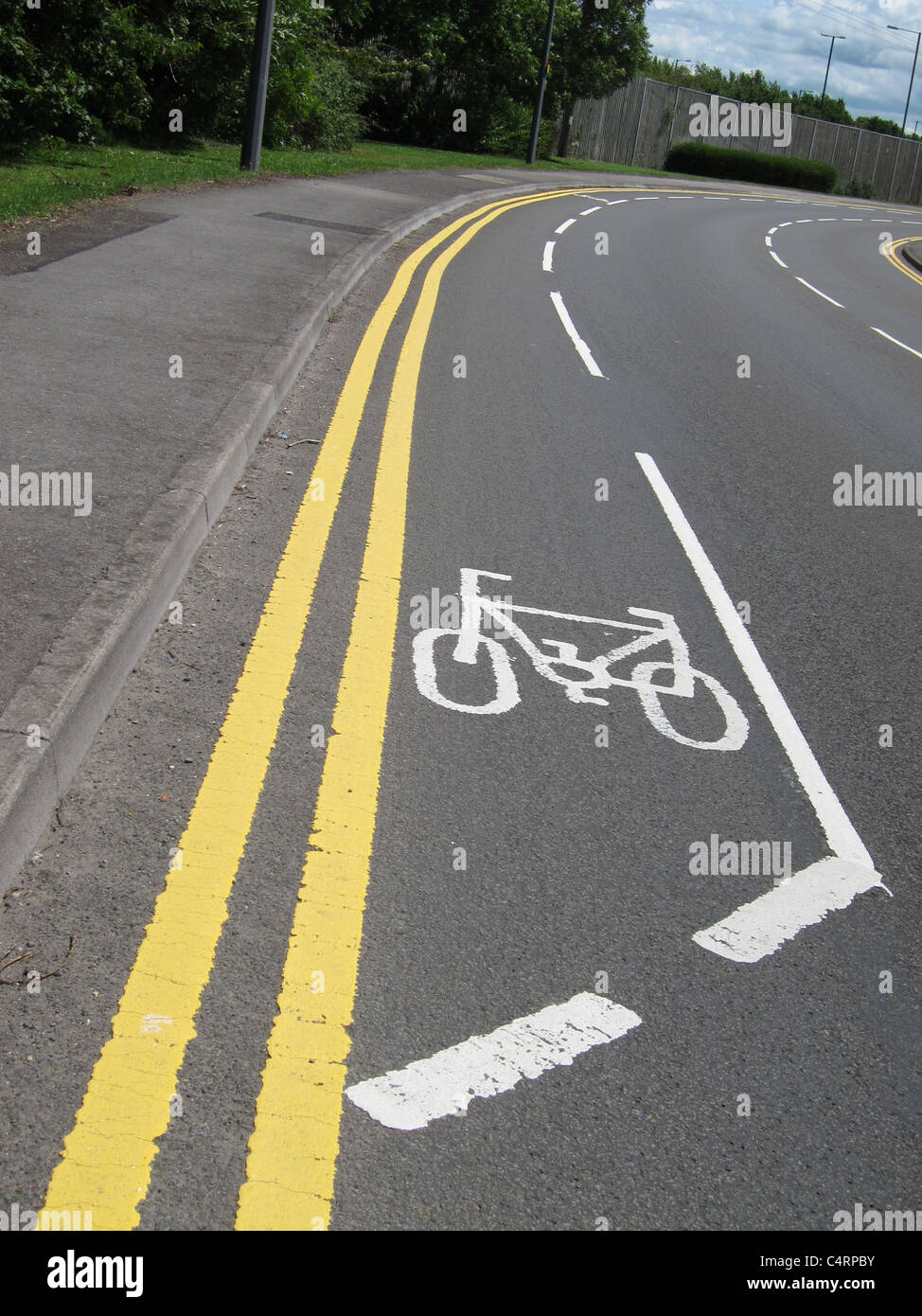 Doppelte gelbe Linien mit Radweg Stockfoto