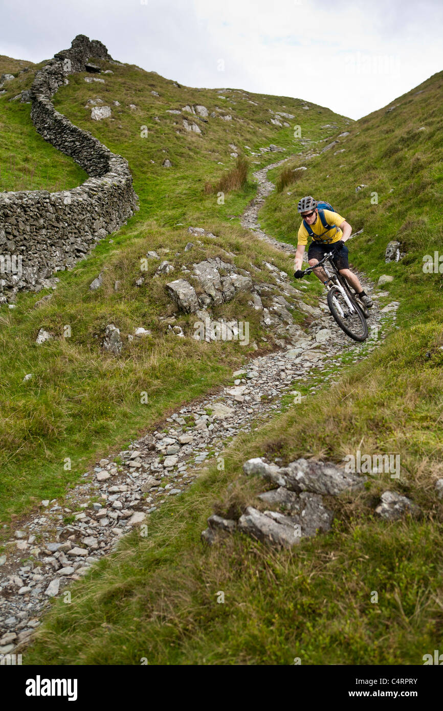 Mountainbiker reitet einen steinigen Weg in Snowdonia, Wales, Vereinigtes Königreich Stockfoto