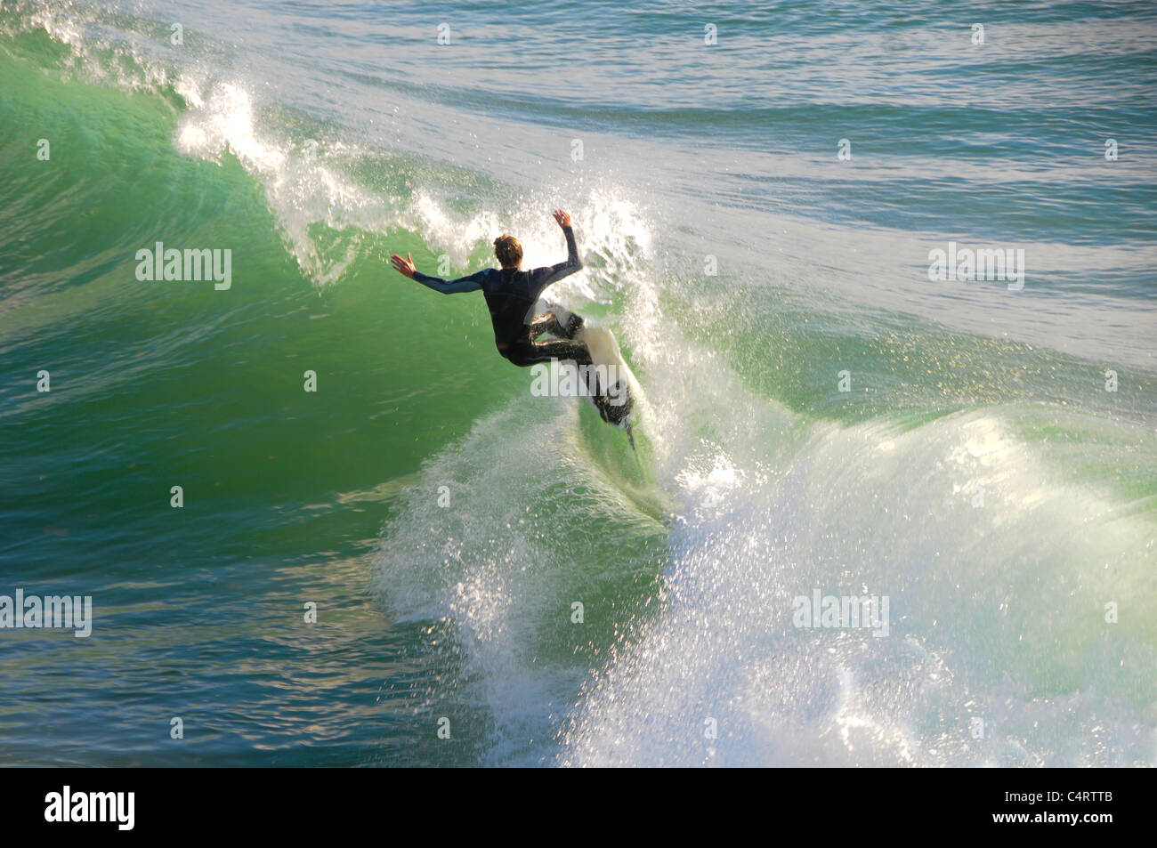 Surfer fangen Welle Stockfoto