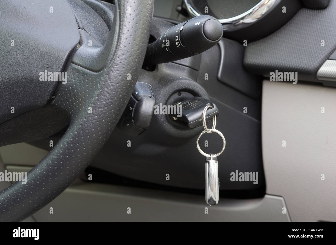 Schlüssel in die Zündung eines Autos Stockfoto