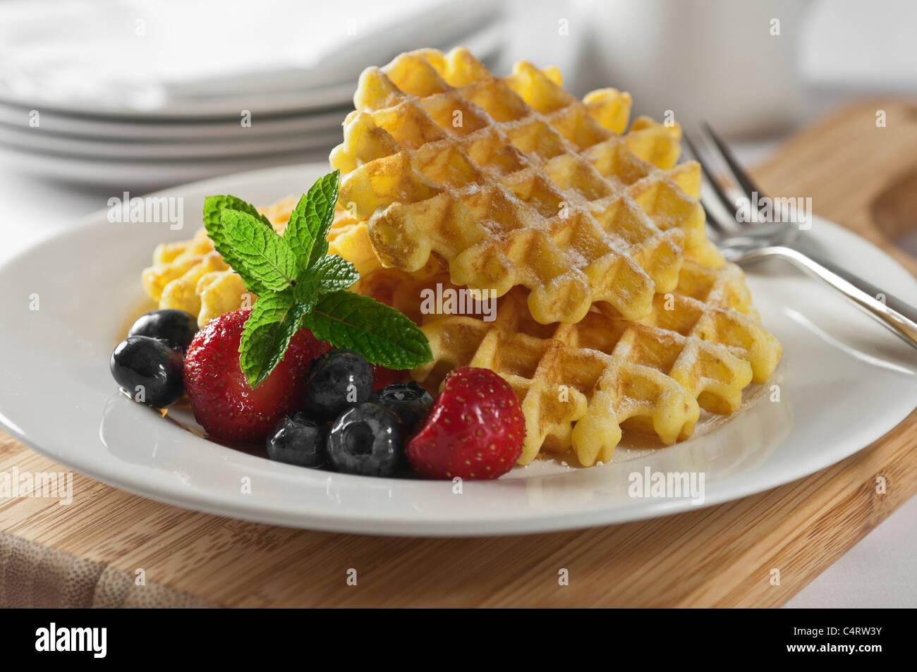 Waffeln mit frischen Früchten Stockfoto