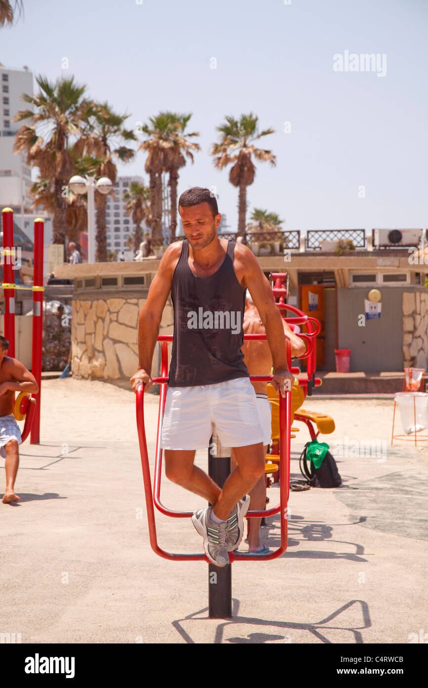 Mann hält fit am Strand von Tel Aviv in Israel Stockfoto