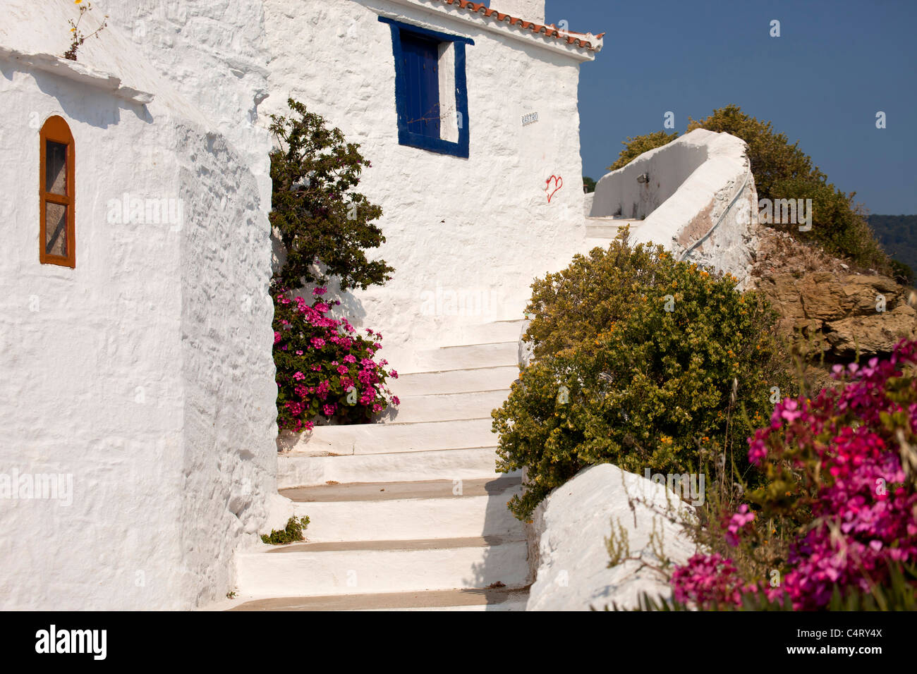 typischen weißen Häusern und Treppen auf dem Weg zur Burg Castro in Skopelos-Stadt, Insel Skopelos, nördlichen Sporaden, Griechenland Stockfoto