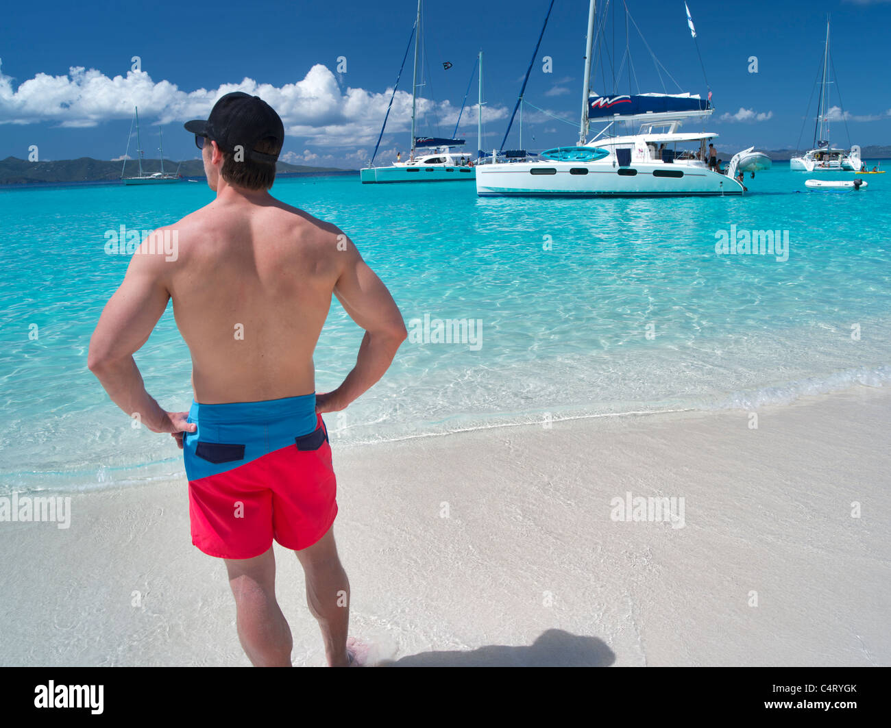 Schwimmer mit Blick auf Strand. Jost Van Dyke. Britische Jungferninseln Stockfoto
