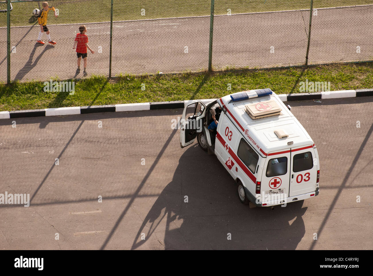 Krankenwagen-Auto in der Nähe des Fußballstadions während des Spiels Stockfoto