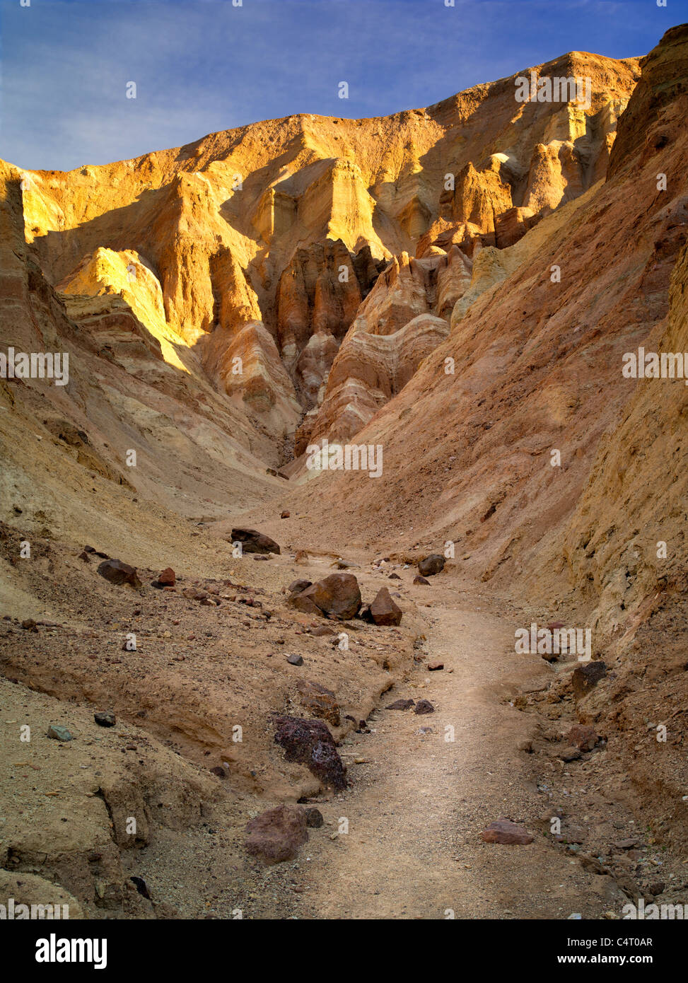 Trail und Felsformationen aus Golden Canyon Trail. Death Valley Nationalpark, Kalifornien Stockfoto
