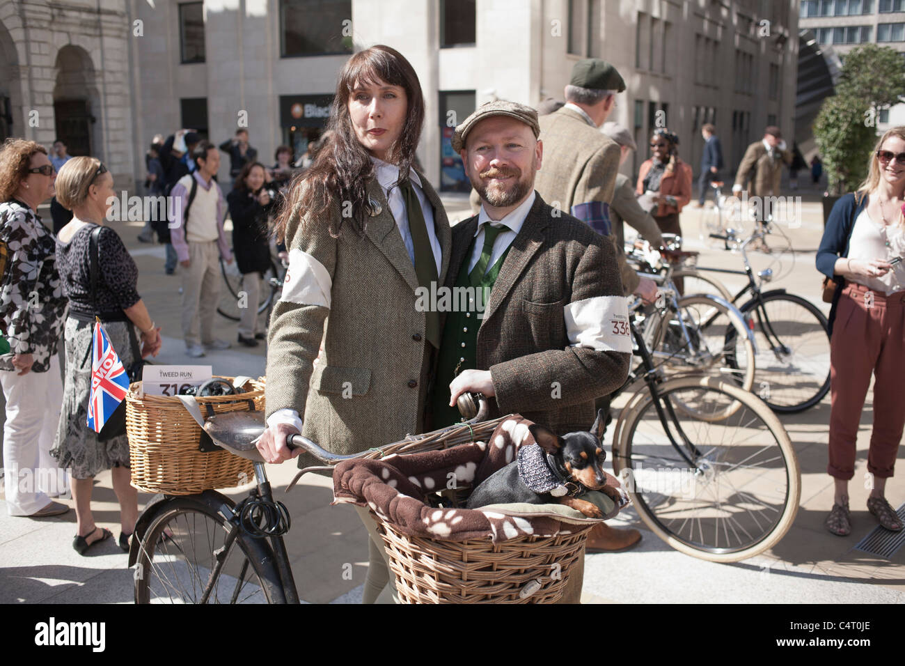 Ein Tweed-gekleidete paar posiert mit ihrem Fahrrad und Daschund beim London Tweed Run 2011 Stockfoto Ein Tweed-gekleidete paar posiert mit ihrem Fahrrad und Daschund beim London Tweed Run 2011 Stockfoto