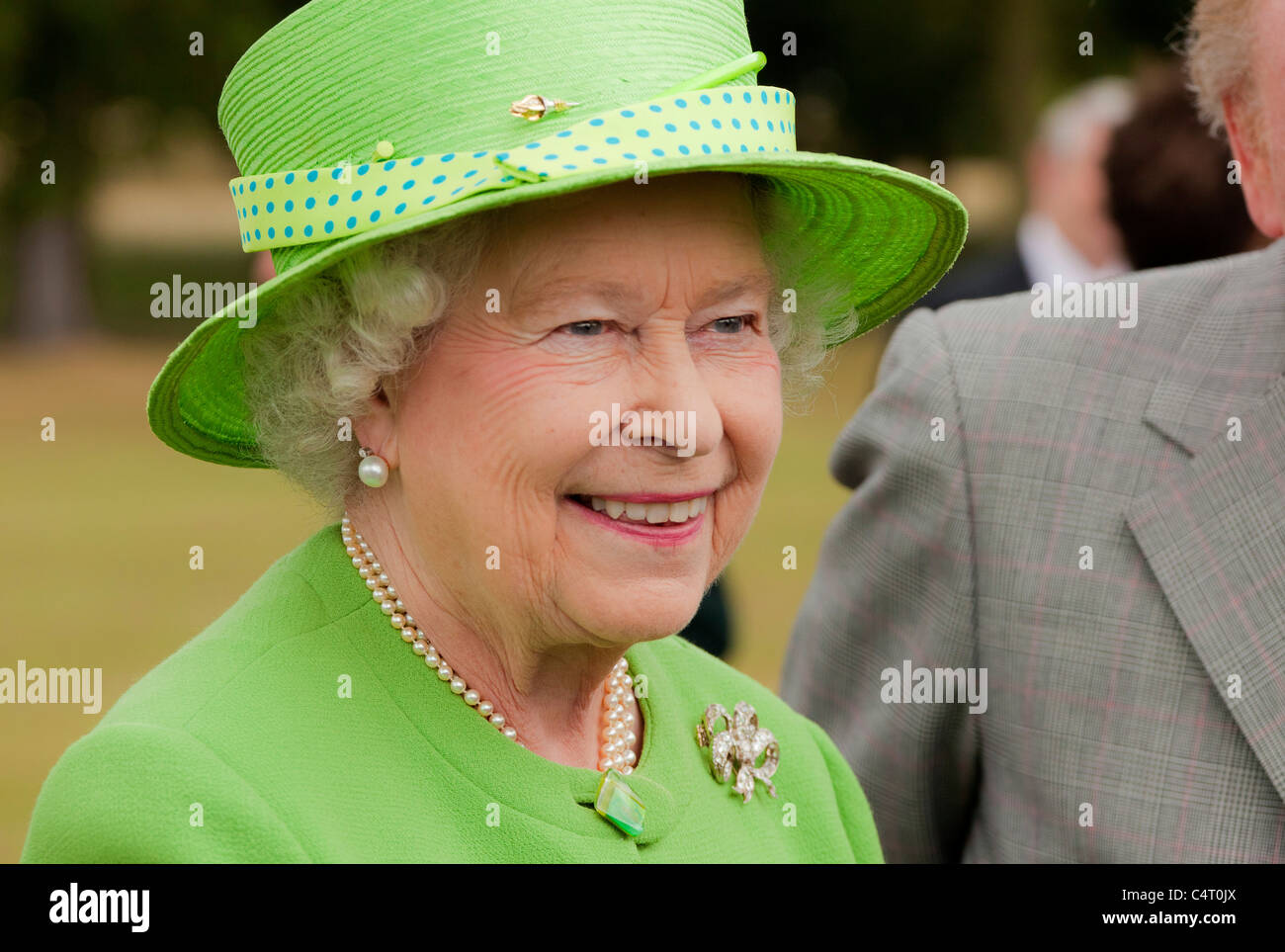 Ihre Majestät Königin Elizabeth II lächelnd in grünen Hut und Mantel gekleidet. JMH5010 Stockfoto