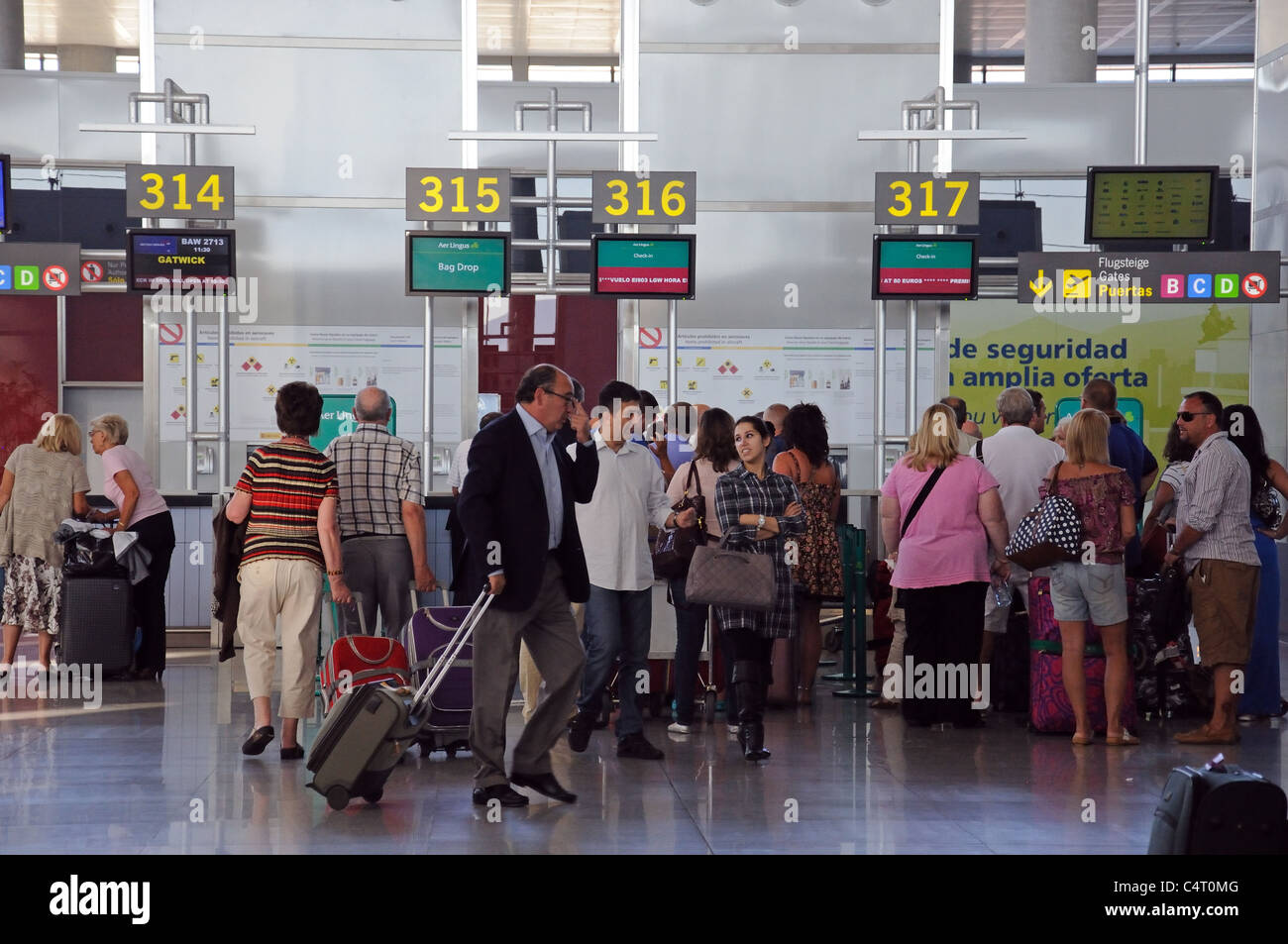 Terminal 3 check-in Schalter, Flughafen Malaga, Malaga, Costa Del Sol, Provinz Malaga, Andalusien, Südspanien, Westeuropa. Stockfoto