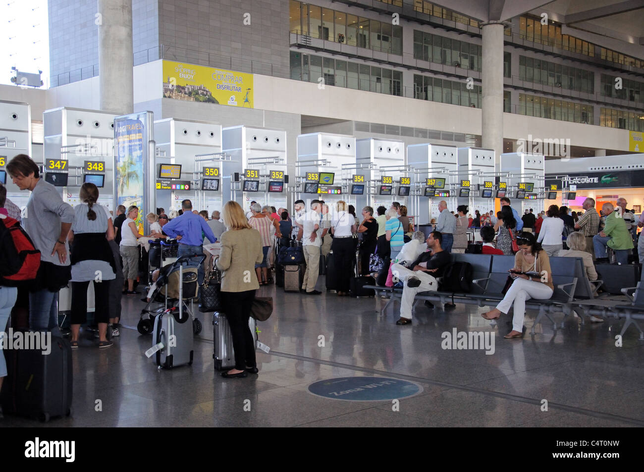 Terminal 3 check-in Schalter, Flughafen Malaga, Malaga, Costa Del Sol, Provinz Malaga, Andalusien, Südspanien, Westeuropa. Stockfoto