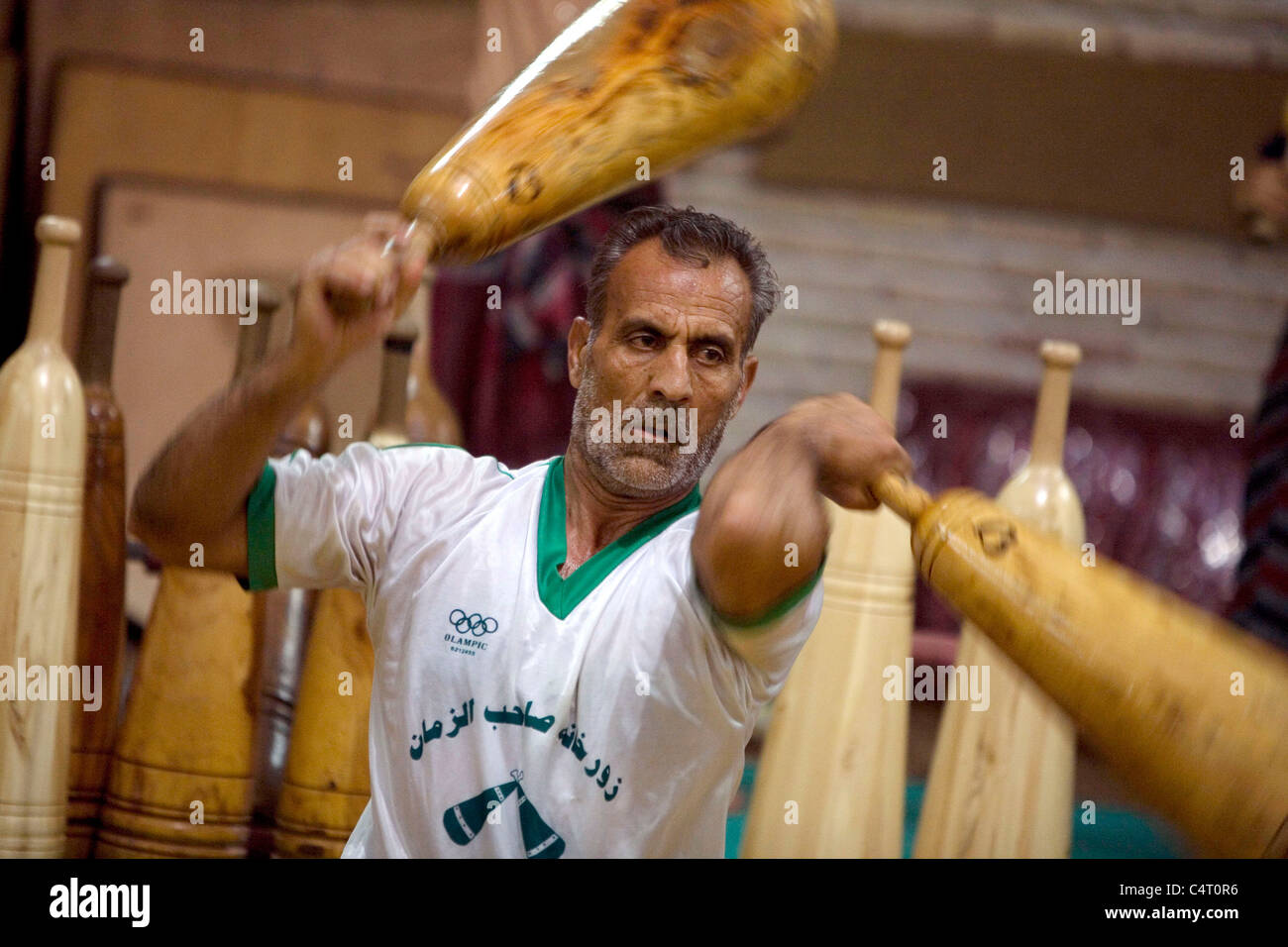 Mann und der junge in Yazd üben Zurkhaneh (traditionellen iranischen Tanz/Sport) Stockfoto