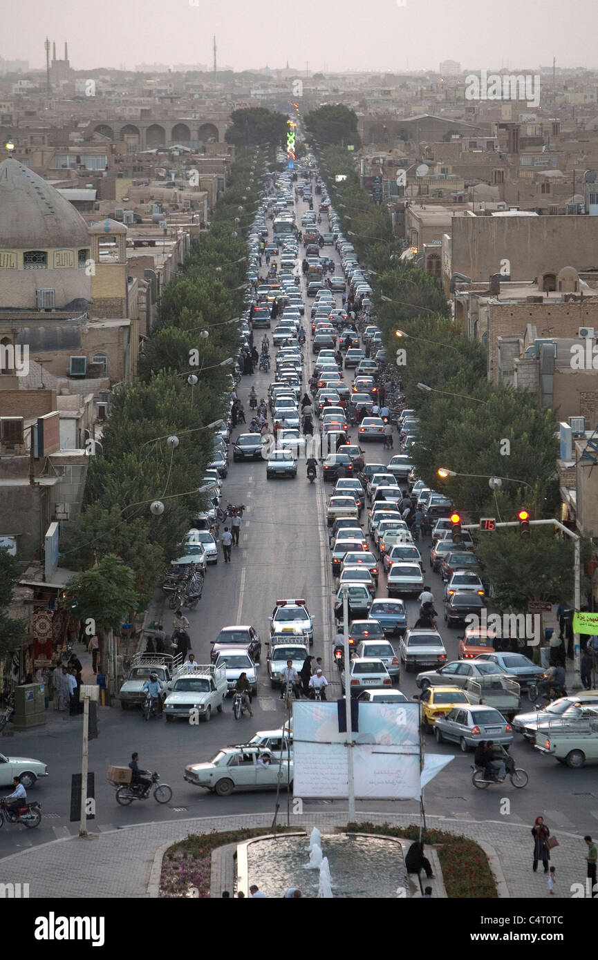 Stau in der Qeyam Straße, gesehen vom oberen Rand der zoroastrischen Komplex von Amir Chakmak in Yazd, iran Stockfoto