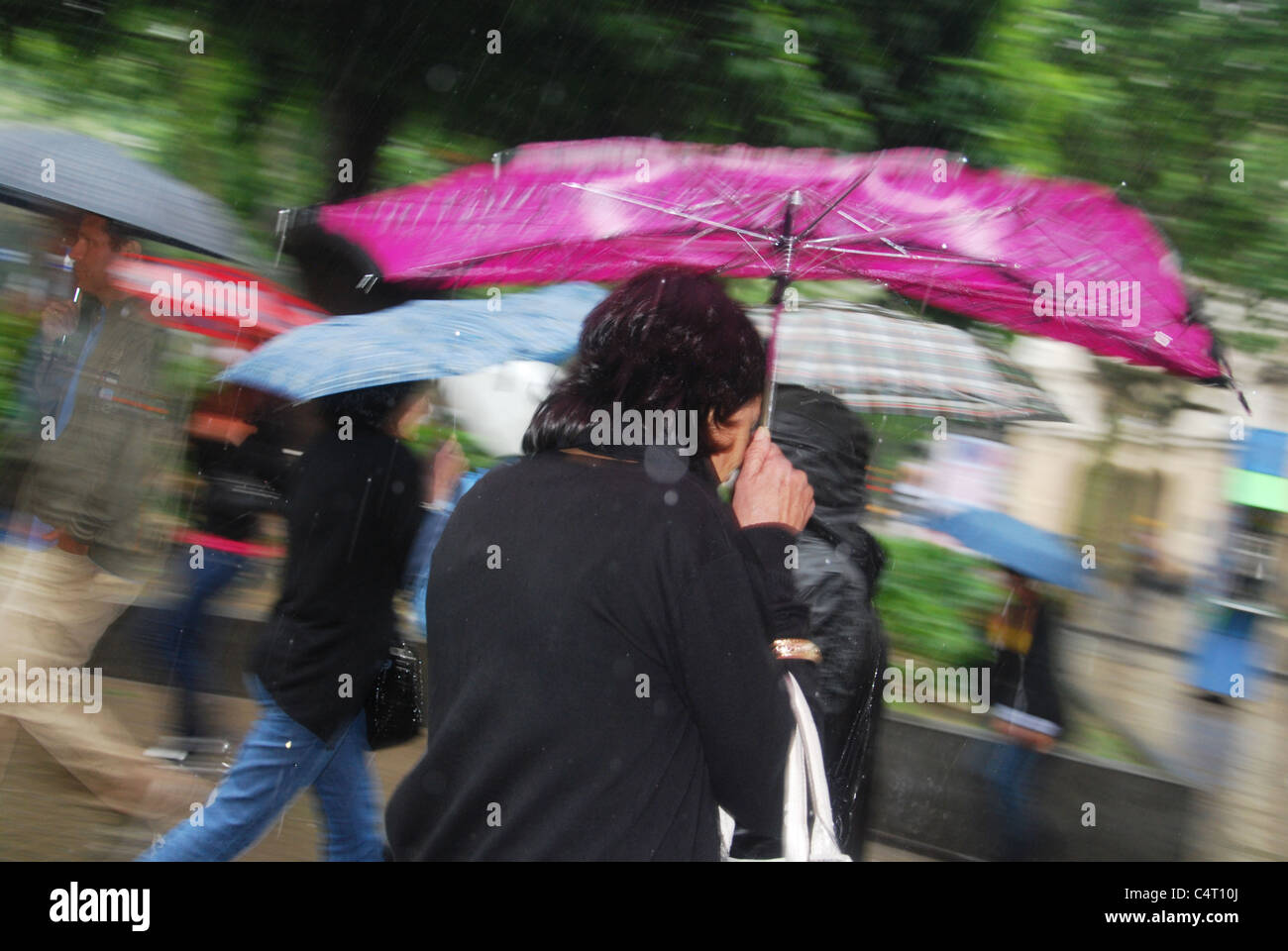 Menschen im Regen in der Stadt im Zentrum Barcelona Europa Stockfoto