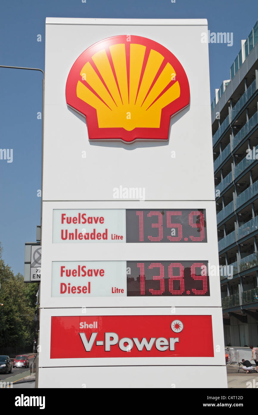 Ein Shell Zeichen außerhalb einer Vorplatz Garage in der Battersea Park Gegend von London, England (im April 2011). Stockfoto