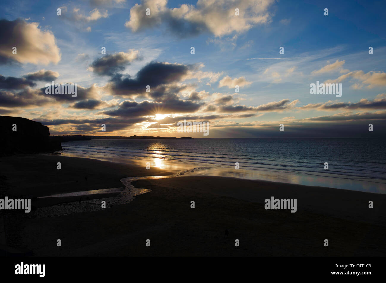 Sonnenuntergang über Watergate Bay in der Nähe von Newquay Cornwall UK Stockfoto