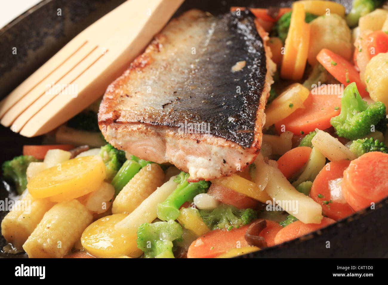 Pfanne gebraten Lachs Forellenfilet und buntem Gemüse Stockfotografie ...