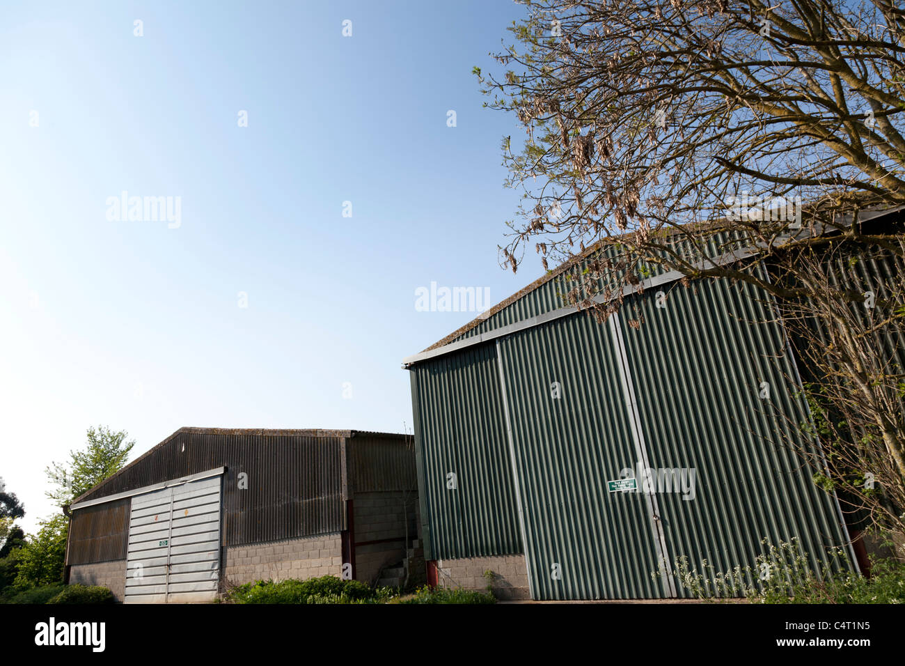 Getreidespeicher und Traktor Schuppen Wirtschaftsgebäude mit verschlossenen Türen Stockfoto