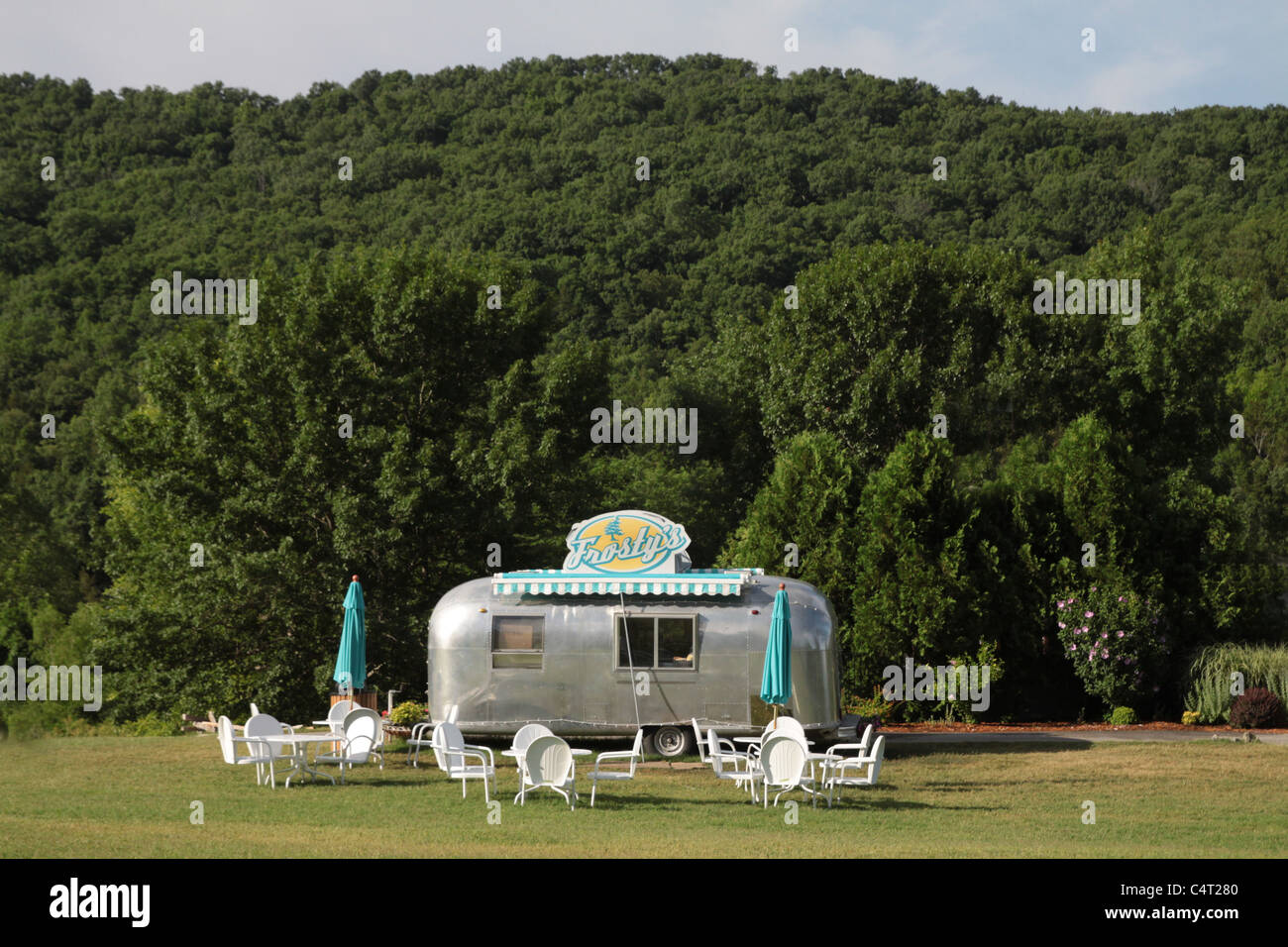 Ein Airstream trailer das heißt ein Eisstand. Stockfoto