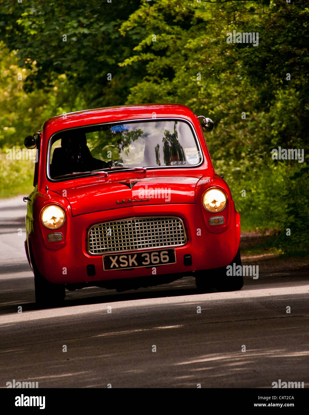 Oldtimer fahren 1959 Ford Anglia 100E renoviert im englischen Country Lane Stockfoto