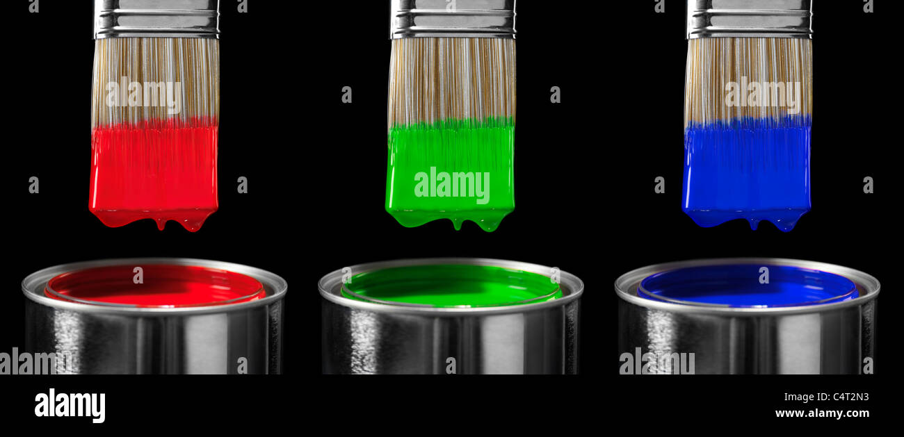 Drei Pinsel eingetaucht in roter grüner und blauer Farbe auf schwarzem Hintergrund isoliert Stockfoto