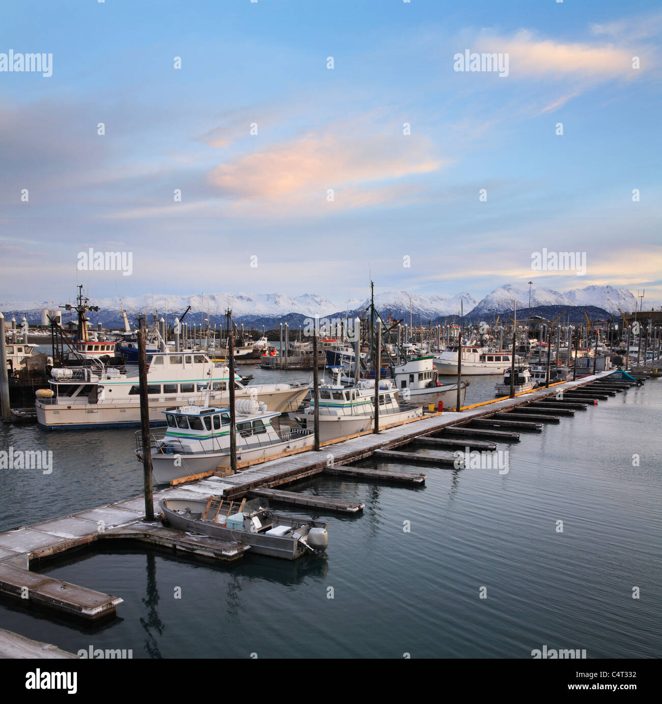 Schneebedeckte Berge und Boote unter einem schönen Morgenhimmel im Hafen bei Homer Alaska, Kenai-Halbinsel, Vereinigte Staaten Stockfoto