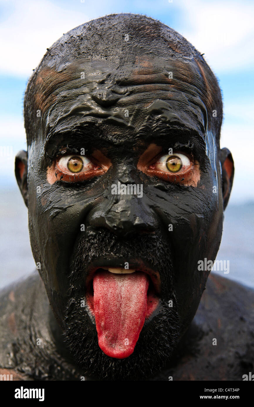 Bloco da Lama in Paraty Rio de Janeiro Staat Brasilien Jugend in Badesachen und Lumpen in Schlamm Zecher lustige Porträt slathered gekleidet Stockfoto