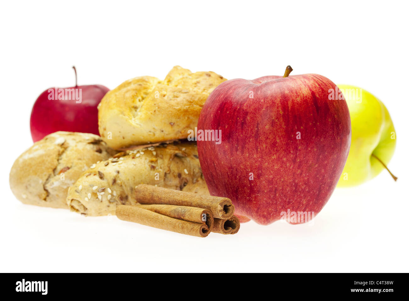 Apfel, Brot und Zimt isoliert auf weiss Stockfoto