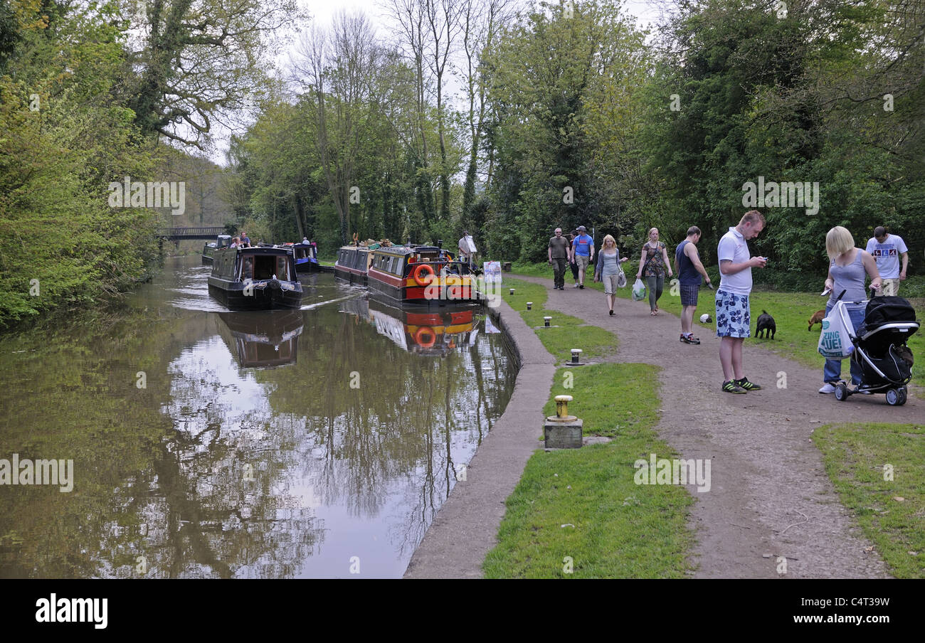 Familien genießen Sie einen Spaziergang an den Ufern des Trent und Mersey Kanal in der Nähe von Shugborough Staffordshire England Stockfoto