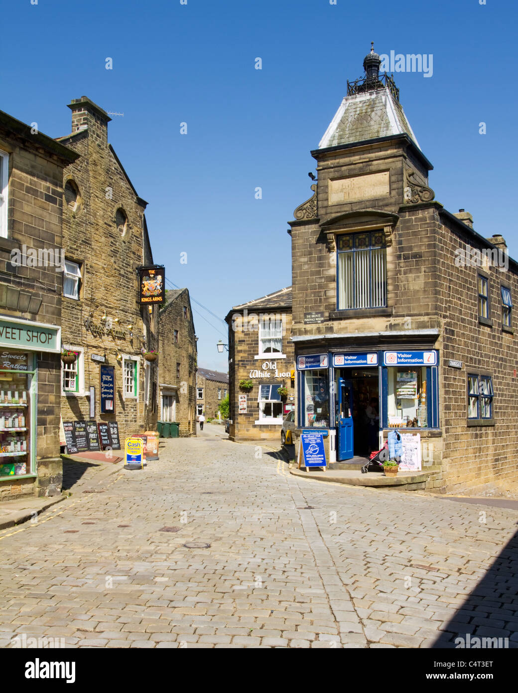Das Dorf von Haworth in "Bronte Land" zeigt die alte White Lion Pub und touristischen Informationsbüros, Yorkshire, England Stockfoto