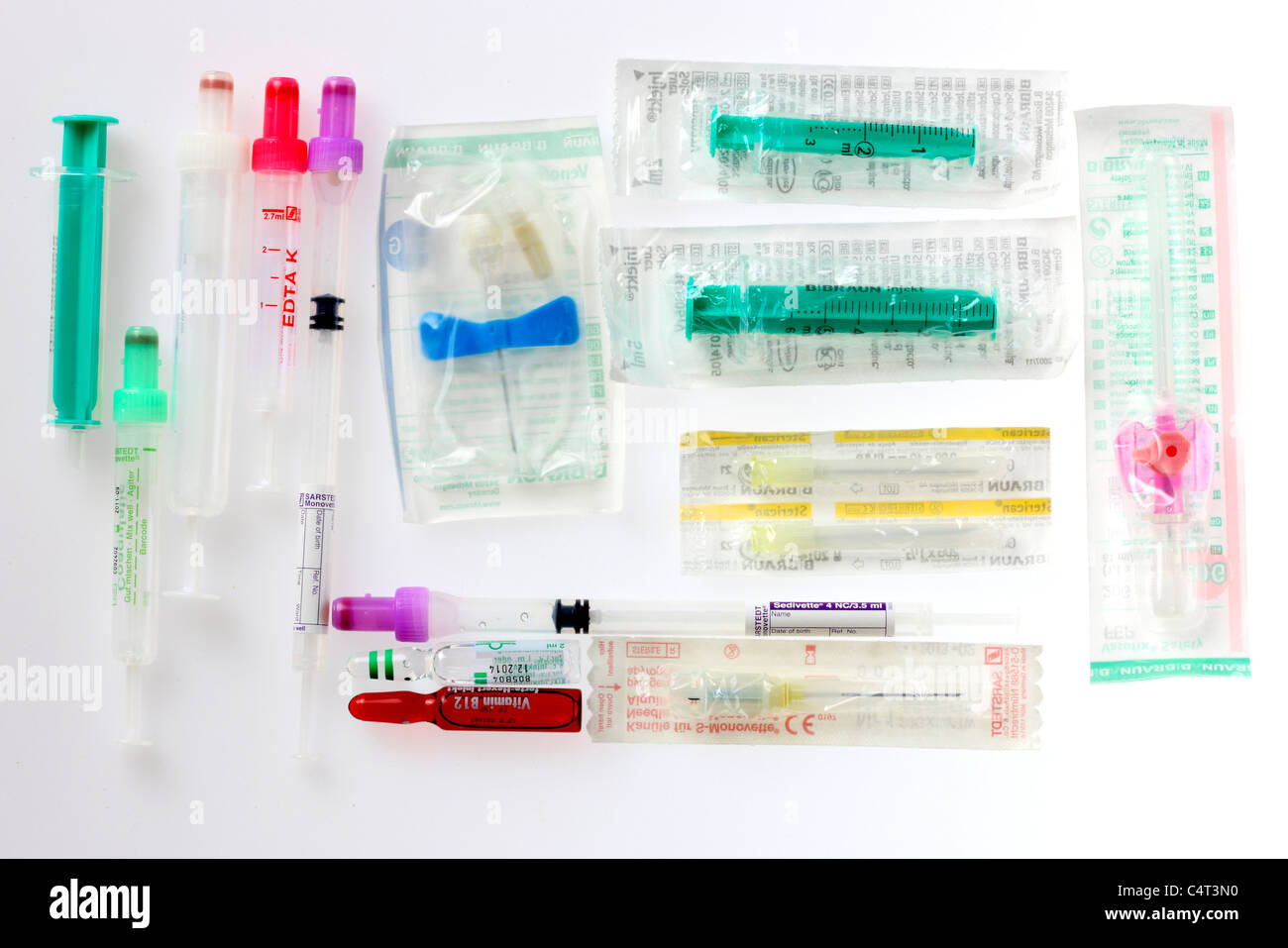 Verschiedene medizinische Geräte aus einem Ärzte-Büro-Labor. Spritzen, Nadeln, Rohr, Schmetterling Nadel steril verpackt. Stockfoto
