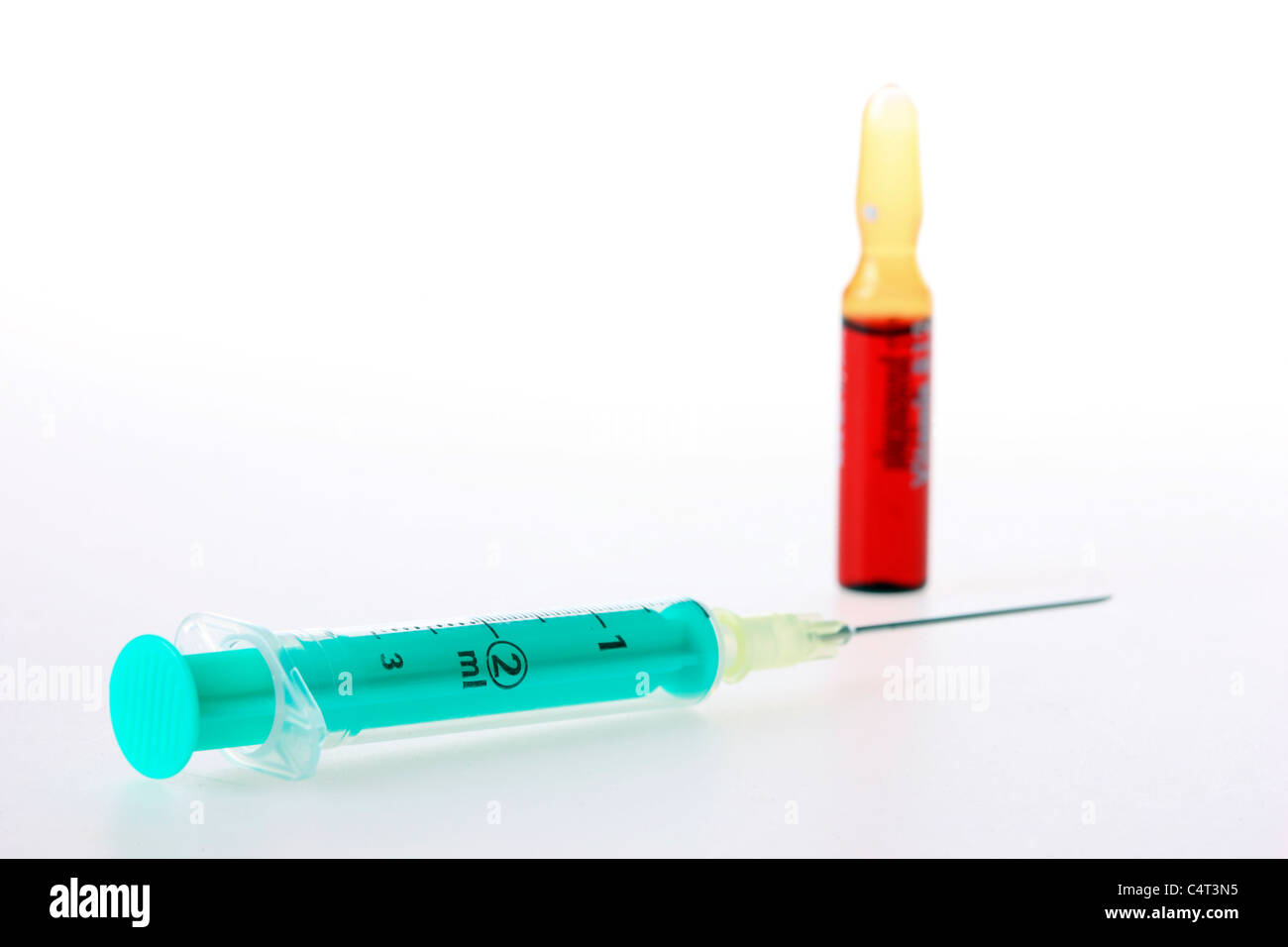 Injektionskanüle, medizinische Spritze, eine Spritze mit Medikament von  einem Fläschchen zu füllen Stockfotografie - Alamy