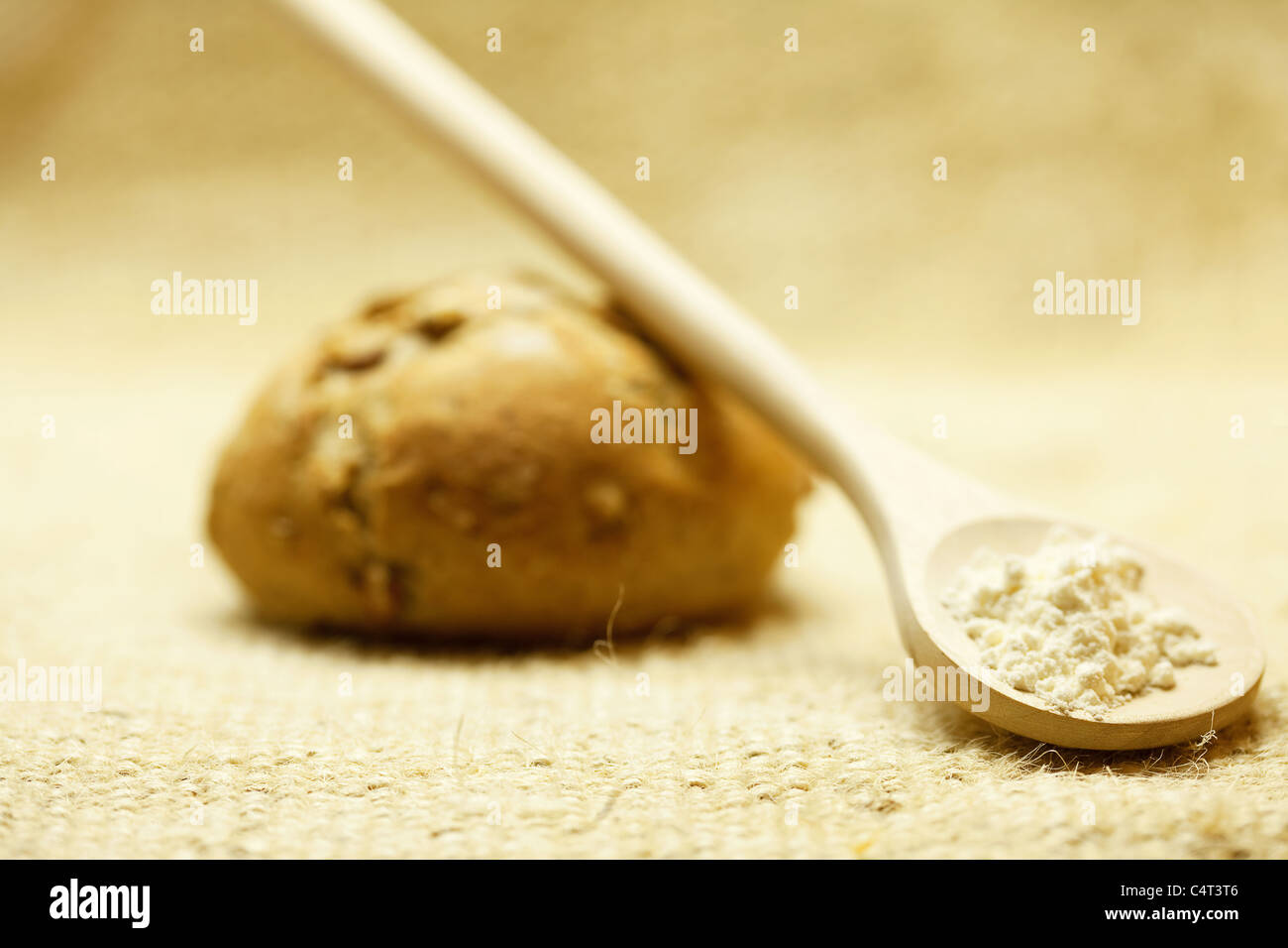 Brötchen mit Bohnen und einen Löffel Mehl auf Leinenstoff Stockfoto