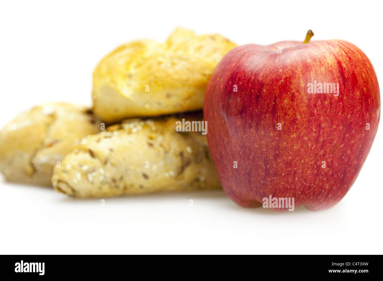 Apfel und Brot isoliert auf weiss Stockfoto