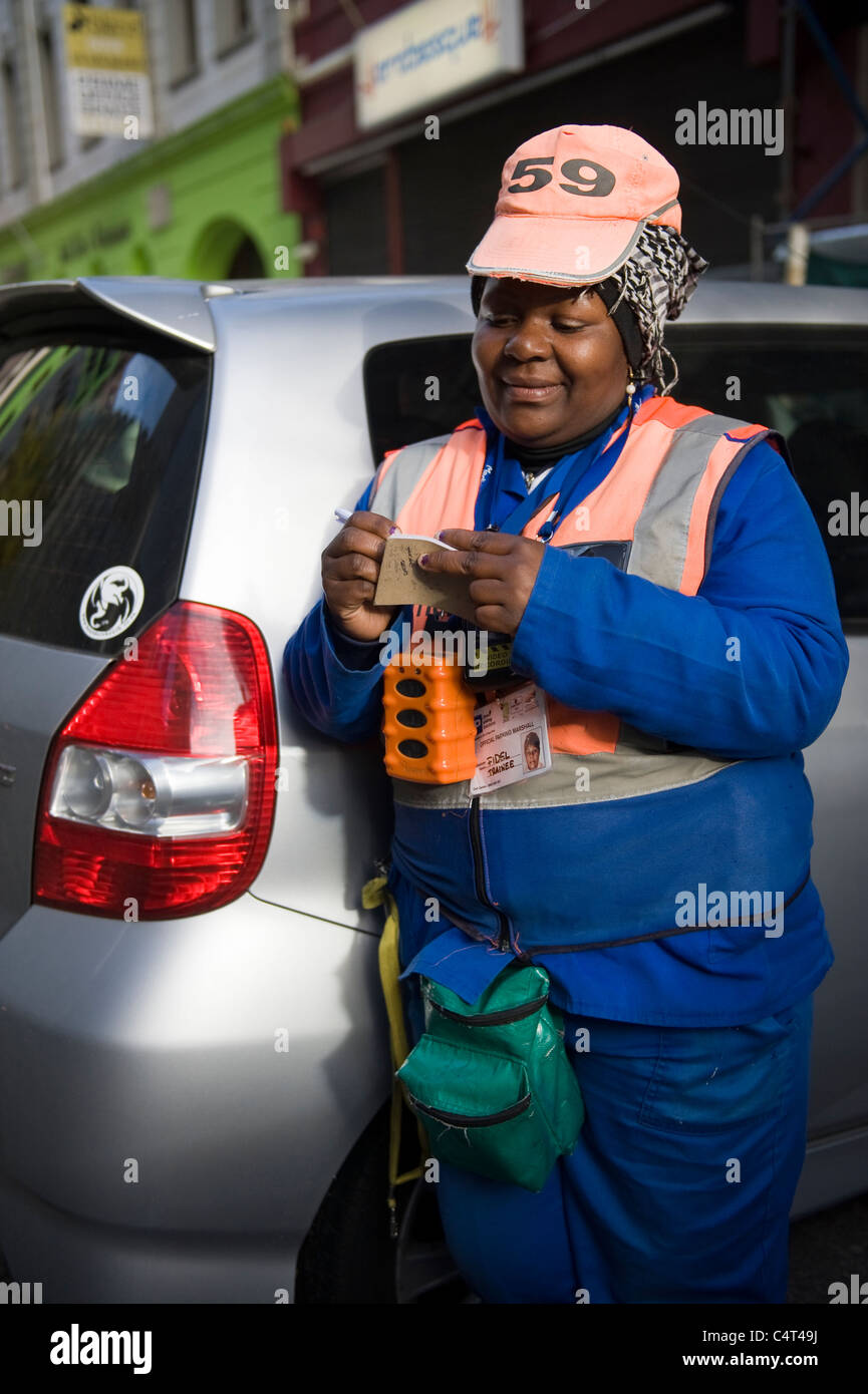 Marschall sammeln Parkgebühr in Cape Town, South Africa Stockfoto