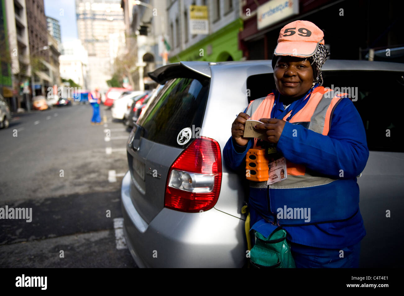Marschall sammeln Parkgebühr in Cape Town, South Africa Stockfoto