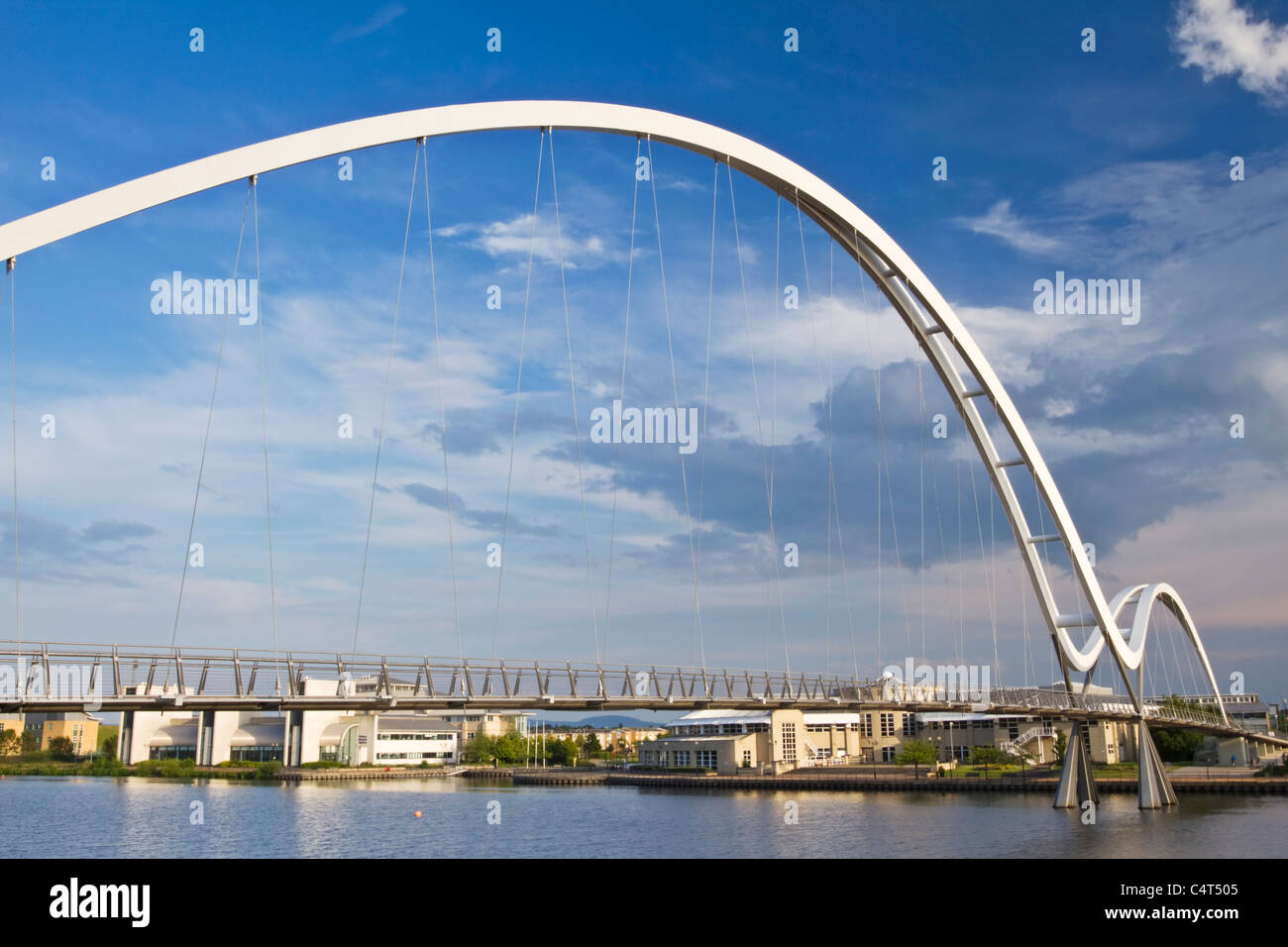 Die "Unendlichkeit"-Brücke, eine Fußgängerzone überqueren des Flusses Tees, Stockton on Tees, England Stockfoto