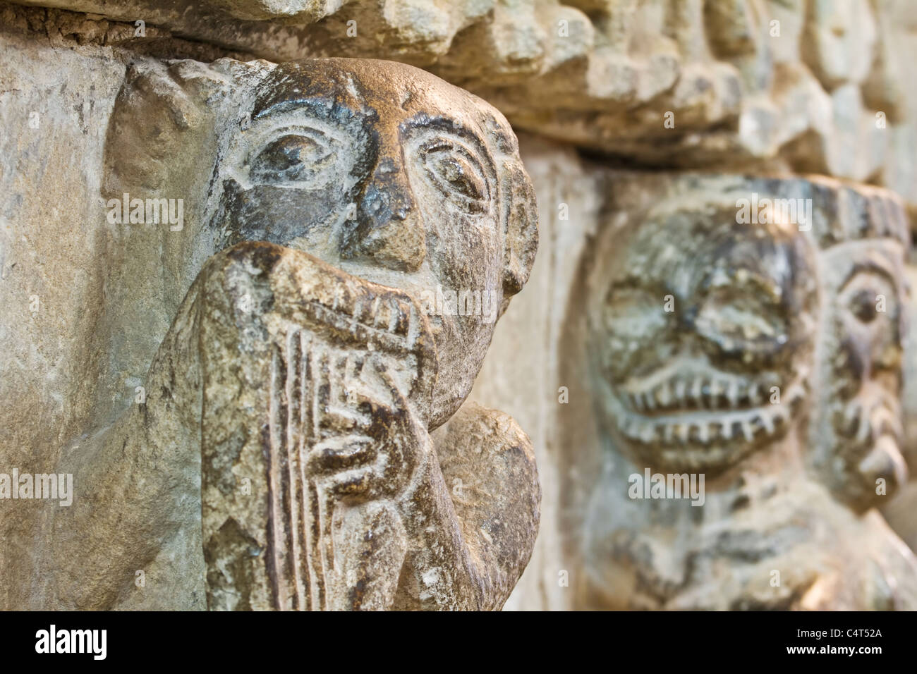 Mittelalterliche Schnitzen in einer frühen englischen eines Musikers in der Nähe eine Figur des Todes in Hexham Abbey, Northumberland, England Stockfoto