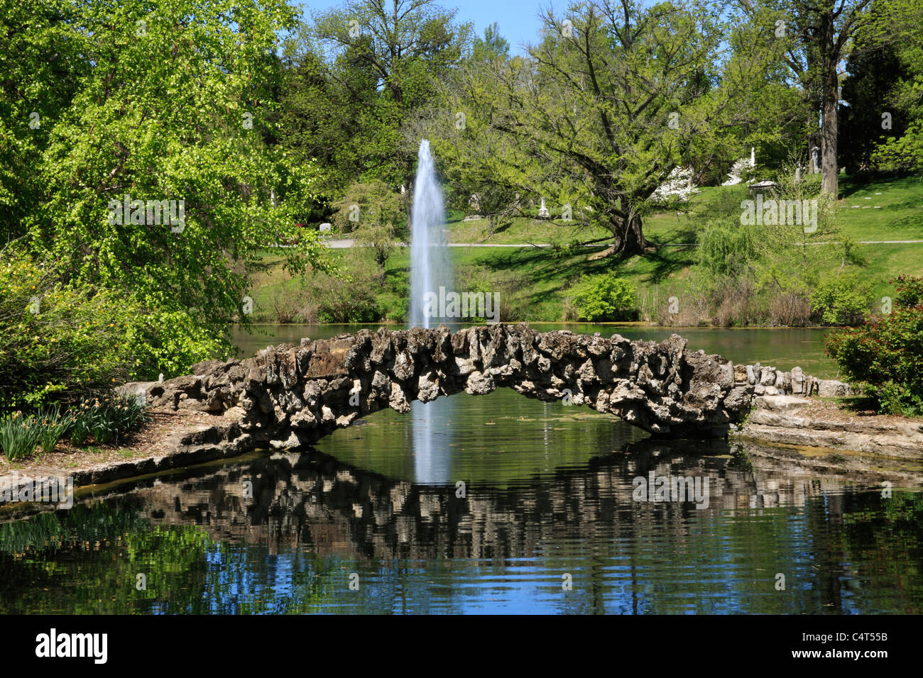 Einem Ruhigen Kleinen Teich Im Park Mit Springbrunnen Und Eine Steinerne Brucke Im Fruhling Sudwestlichen Ohio Usa Stockfotografie Alamy
