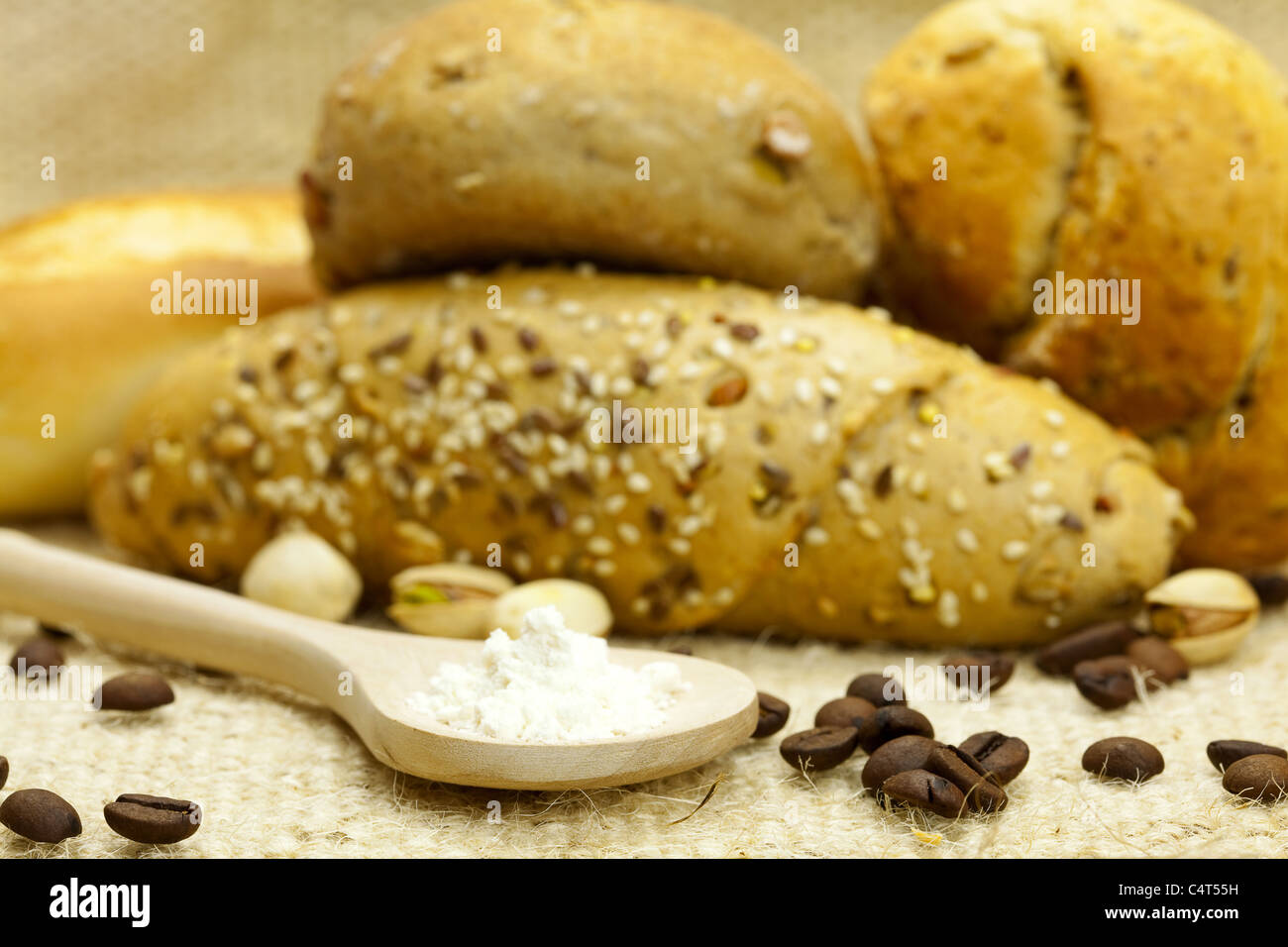 Brot und Kaffee, in einem Löffel auf ein Leinenstoffe Mehl Stockfoto