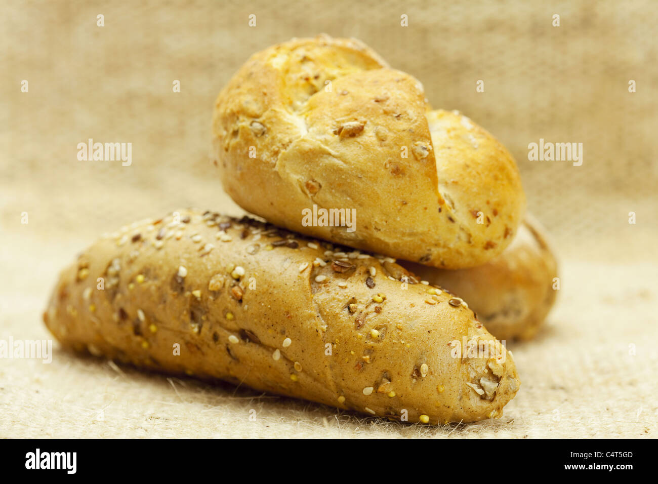 Brot mit Samen in einer Korb-Matte Stockfoto
