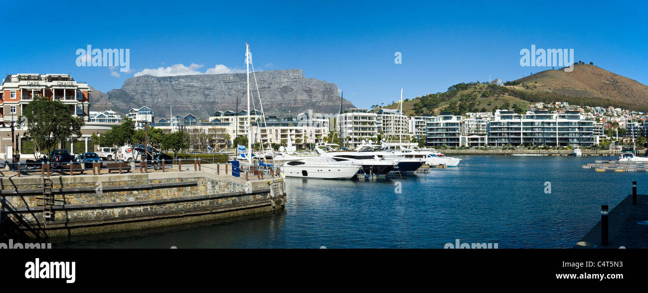 Yachten und Wohnungen und Tafelberg Panoramablick vom V & A Waterfront in Kapstadt Südafrika Stockfoto